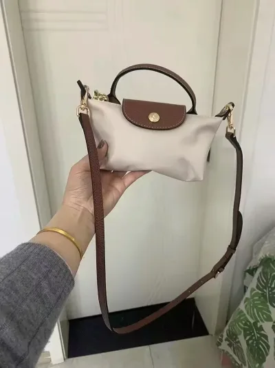 Petit sac à main en nylon à bandoulière – image 3